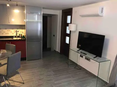 Una televisión o centro de entretenimiento en Modern One bed apartment, Ardales Lakes and Caminito del Rey
