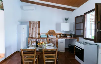 Una cocina o zona de cocina en Stunning Home In La Puebla De Los Infan