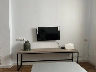 Una televisión o centro de entretenimiento en El rincón de Nicolás
