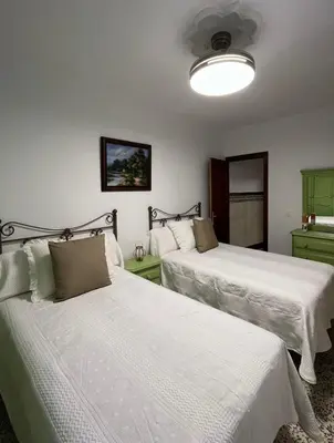 Cama o camas de una habitación en Casa amplia a un paso de Sevilla