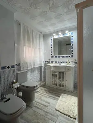 Un baño de Casa amplia a un paso de Sevilla