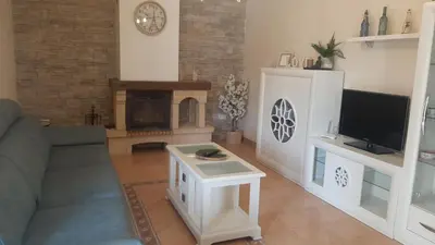 Una televisión o centro de entretenimiento en Casa rural los hilillos