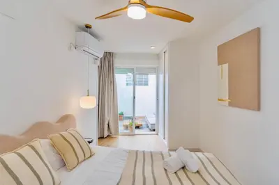 Cama o camas de una habitación en Deanes Califa Suites 5
