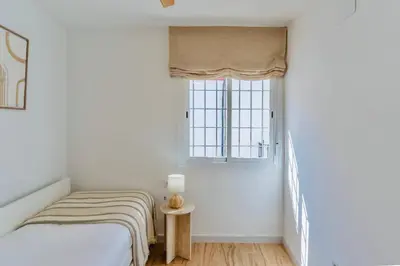 Cama o camas de una habitación en Deanes Califa Suites 5