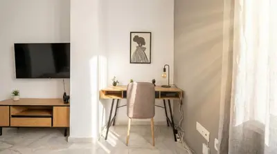 Una televisión o centro de entretenimiento en Brand-New 2BR Apt Near Center - FREE Parking