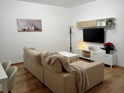 Una televisión o centro de entretenimiento en El rincón de Martina