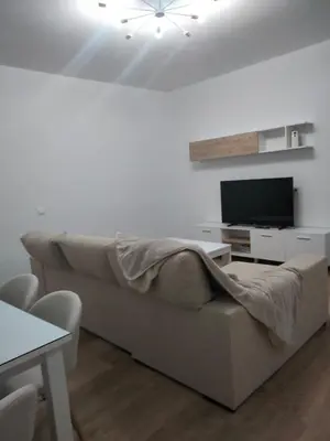 Una televisión o centro de entretenimiento en El rincón de Martina