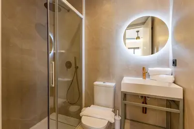 Un baño de ISG Apartments San Luis