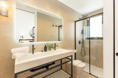 Un baño de ISG Apartments San Luis