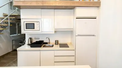 Una cocina o zona de cocina en NEW! Huge & Sunny 2BR Duplex 10' Setas