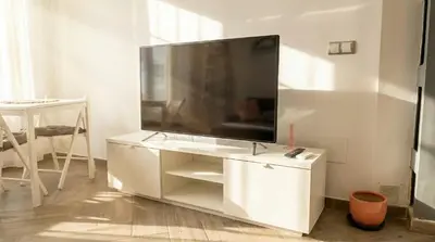 Una televisión o centro de entretenimiento en NEW! Huge & Sunny 2BR Duplex 10' Setas