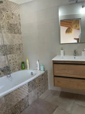 Un baño de House of flowers