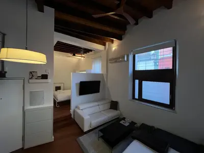 Una televisión o centro de entretenimiento en Susillo House Studio