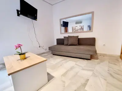 Una televisión o centro de entretenimiento en Estudio Alfalfa