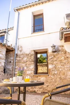 Un balcón o terraza de Casa el Cobijo Baeza en Casco histórico-WI FI gratuito