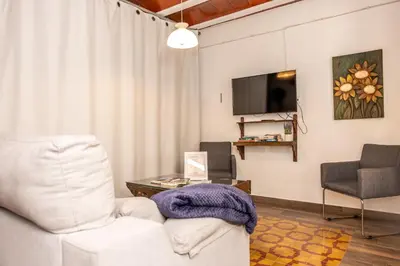 Una televisión o centro de entretenimiento en Casa el Cobijo Baeza en Casco histórico-WI FI gratuito
