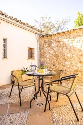 Un patio o zona al aire libre en Casa el Cobijo Baeza en Casco histórico-WI FI gratuito