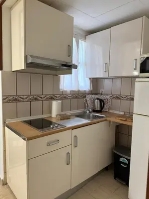 Una cocina o zona de cocina en El HUERTO DE HELVIAS