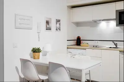 Una cocina o zona de cocina en Conde Suite Courtyard by Valcambre