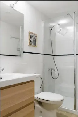 Un baño de Conde Suite Courtyard by Valcambre