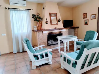 Una televisión o centro de entretenimiento en El Oasis de Castil 2