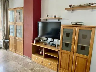 Una televisión o centro de entretenimiento en Geysotur Duplex Balcon del Rio