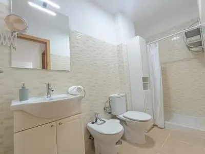 Un baño de HOME CENTRO I max 4 personas HOME CENTRO II max 6 personas