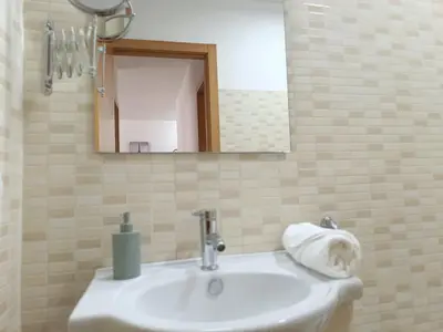 Un baño de HOME CENTRO I max 4 personas HOME CENTRO II max 6 personas