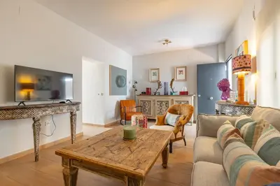 Una televisión o centro de entretenimiento en Ohliving Line & Soul