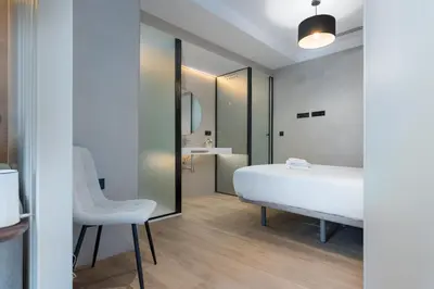 Un baño de Panther Home Puerta Osario