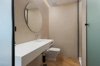 Un baño de Panther Home Puerta Osario