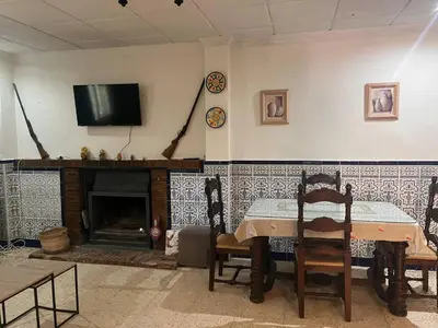 Una televisión o centro de entretenimiento en Casa Lucero Barbacoa y Terraza escapada rural para 6 personas