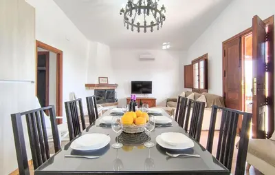 Una televisión o centro de entretenimiento en Amazing Home In Adamuz