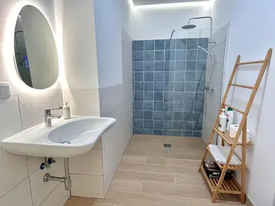 Un baño de Acogedor apt 6pax 3Bdr 2Bth - CozyHomeSevilla10