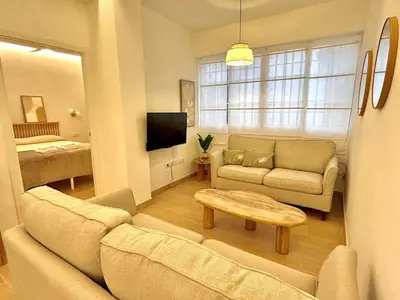 Una televisión o centro de entretenimiento en Acogedor apt 6pax 3Bdr 2Bth - CozyHomeSevilla10