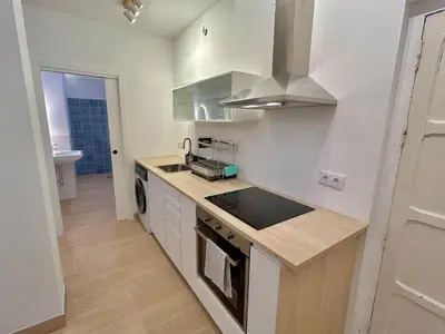 Una cocina o zona de cocina en Acogedor apt 6pax 3Bdr 2Bth - CozyHomeSevilla10