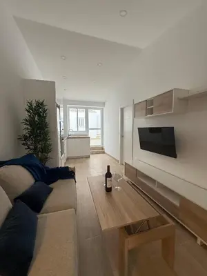 Una televisión o centro de entretenimiento en Escápate al centro de Antequera Casa con patio