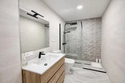 Un baño de July Modern Loft