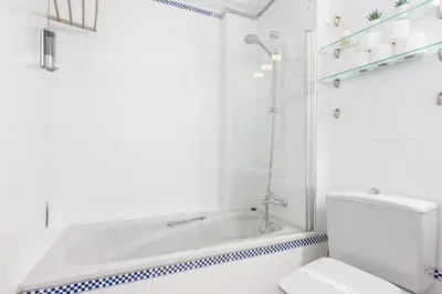 Un baño de Charming with pool in Santa Cruz