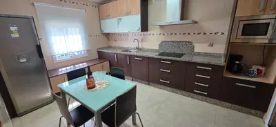Una cocina o zona de cocina en Triana house a 10 min Sevilla y cerca aeropuerto, 5 camas, sofá cama y 2 baños