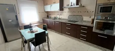 Una cocina o zona de cocina en Triana house a 10 min Sevilla y cerca aeropuerto, 5 camas, sofá cama y 2 baños