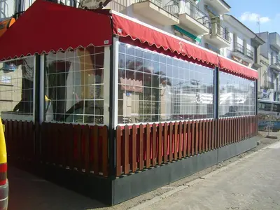 Edificio en el que se encuentra el hostal o pensión