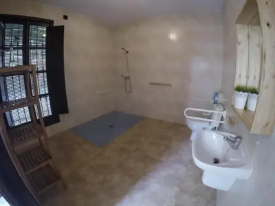 Un baño de CENTRO DE OCIO ALÚA Casa Rural Iznájar Lago de Andalucía