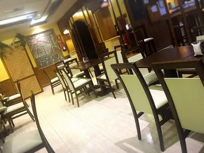 Un restaurante o sitio para comer en Hostal Al-Andalus