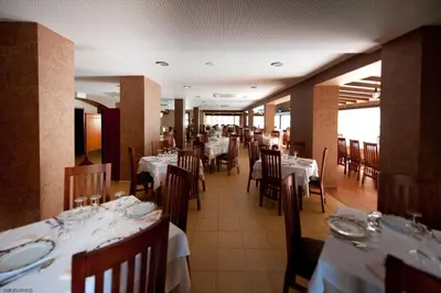 Un restaurante o sitio para comer en Hotel Restaurante Campiña Del Rey