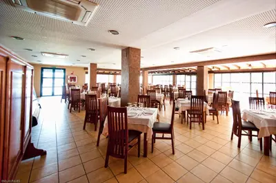 Un restaurante o sitio para comer en Hotel Restaurante Campiña Del Rey