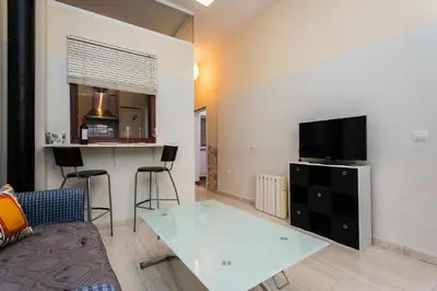 Una televisión o centro de entretenimiento en Divi Apartments Valvanera