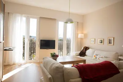 Una televisión o centro de entretenimiento en Tu Casa En El Rio