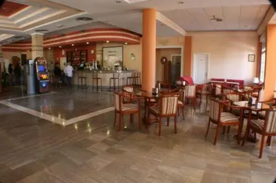 El salón o zona de bar de Escudo de Granada