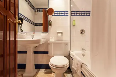 Un baño de Hotel Baco